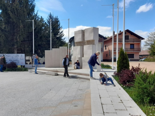 Učenici i djelatnici OŠ Veselka Tenžere na Uzdolu obilježili Dan planeta Zemlje