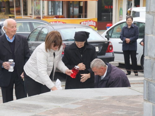 FOTO: Povodom Svih svetih u Prozoru zapaljene svijeće za poginule i preminule branitelje