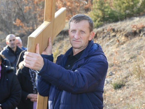 FOTO: Vlč. Stipo Knežević predvodio križni put na Uzdolu