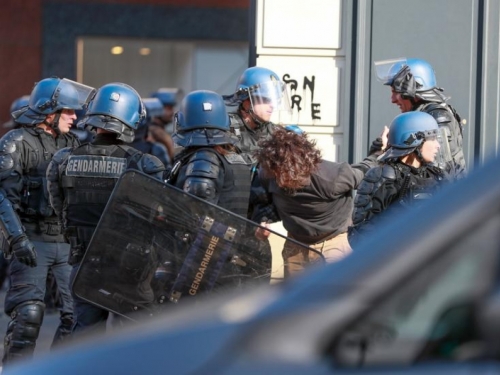 Uhićene desetine osoba na prosvjedima, policija koristila suzavac