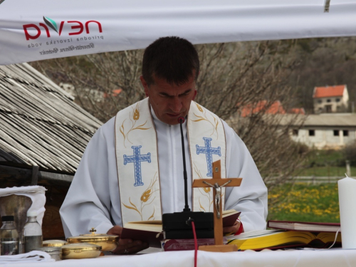 FOTO: Druženje Rumbočana i sv. misa na Zahumu