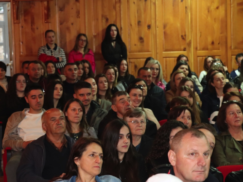 FOTO: ''Duhovni boj'' na Šćitu: Snažna poruka i dojmljiva izvedba oduševili prepunu dvoranu