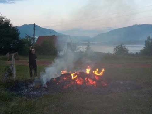 FOTO: Paljenjem svitnjaka Rama dočekuje sv. Ivu