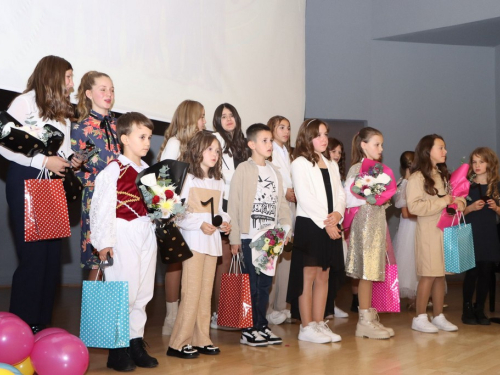 FOTO: Ines Markešić i Magdalena Zadro pobjednice dječjeg festivala ''Mala Rama 2024.''
