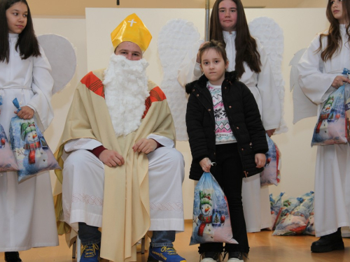 FOTO: Sveti Nikola razveselio najmlađe u župi Rumboci