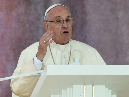 Papa poručio mladima da vjernici moraju pomagati siromašnima i starima