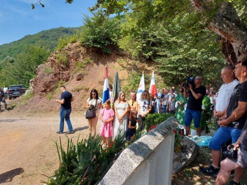 FOTO/VIDEO: Na Pomenu obilježena 29. obljetnica stradanja hrvatskih branitelja