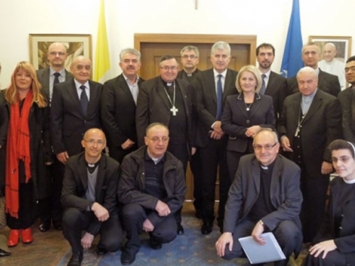 Održana prva sjednica državnog i crkvenog odbora za pripremu papina pohoda