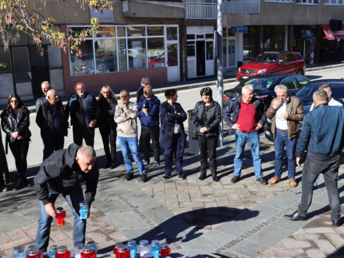 FOTO: Svi sveti - U Prozoru zapaljene svijeće za poginule i preminule branitelje