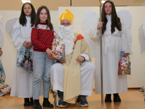 FOTO: Sveti Nikola razveselio najmlađe u župi Rumboci