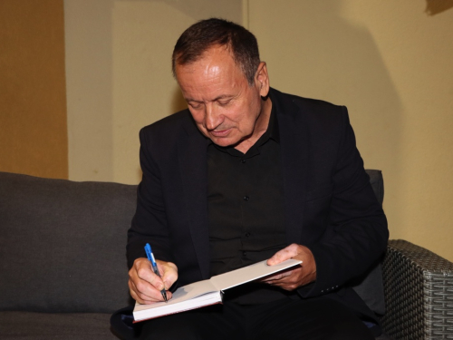 FOTO: Žarko Mađar u Prozoru predstavio svoj književni prvijenac