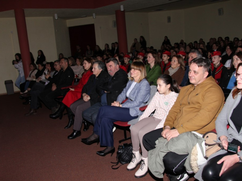 FOTO: Srednjoškolska priredba povodom Valentinova