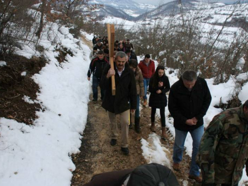 FOTO: Vlč. Ivan Karača predvodio Križni put na Uzdolu