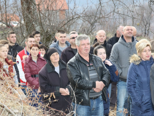 FOTO: Vlč. Stipo Knežević predvodio križni put na Uzdolu