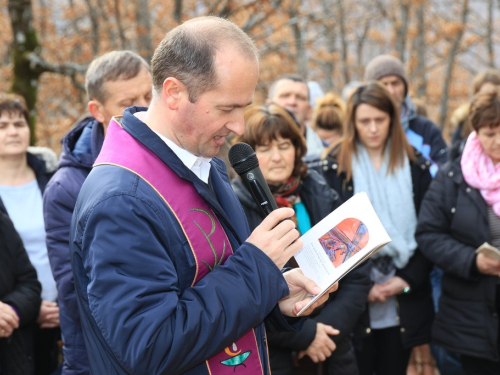 FOTO: Mr. Pero Brajko predvodio put križa na Uzdolu