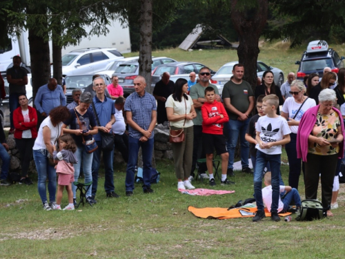 FOTO/VIDEO: Na Vranu služena sv. misa za poginule duvandžije