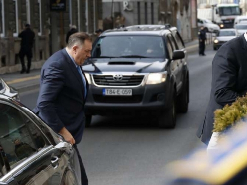 Dodik savjetovao građanima da malo ugase motore: ''Svi voze automobile, a jadikuju''