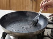 Ocat na vrućoj tavi: pametan kuhinjski trik ili mit koji može oštetiti posuđe?