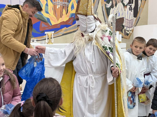 FOTO: Sv. Nikola razveselio djecu na Orašcu