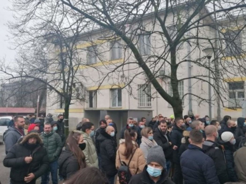 Gužva ispred poliklinike: Bez maski i distance, a došli na COVID testiranje