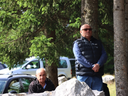 FOTO: Na Vranu služena sv. misa za poginule duvandžije