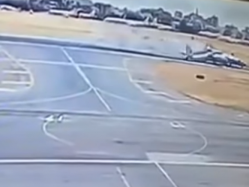 Kamere uhvatile sudar dva aviona na pisti, jedan je prepolovljen