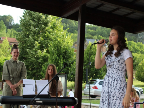 FOTO: 16. festival duhovne glazbe ''Djeca pjevaju Isusu'' u župi Prozor