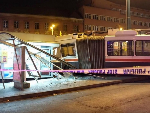 Trolejbus proletio u parking: Oštećena trafika i nekoliko automobila