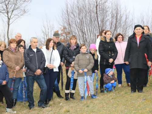 FOTO: Fra Andrija Jozić predvodio križni put na Uzdolu