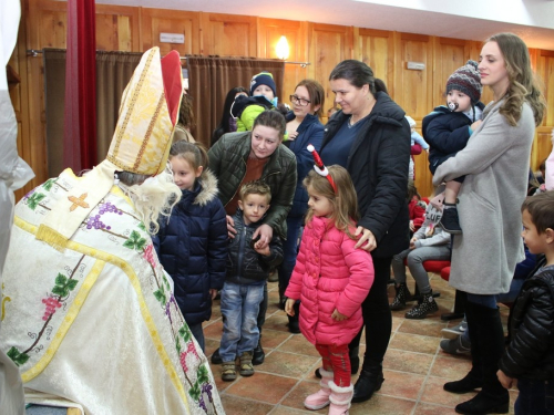 FOTO: Sv. Nikola i ove godine razveselio djecu u župi Rama Šćit