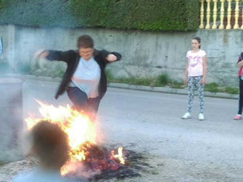 FOTO: Paljenjem svitnjaka Rama dočekuje sv. Ivu