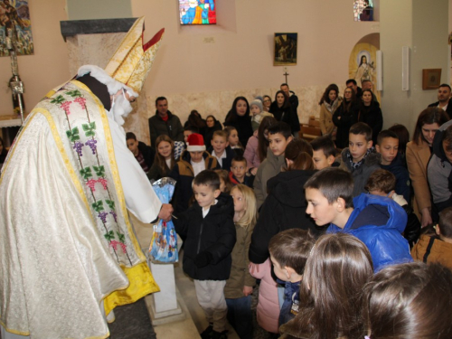 FOTO: Sv. Nikola i ove godine razveselio djecu u župi Rama-Šćit