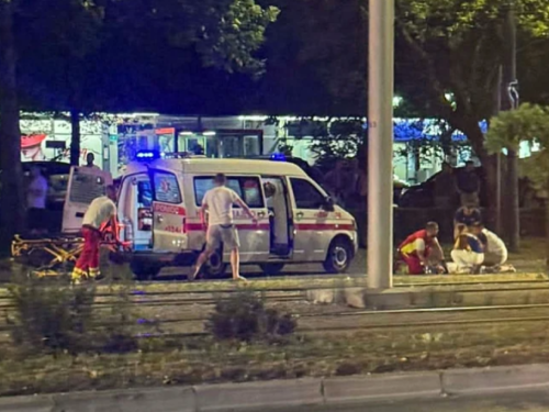 Slavlje zbog Mundijala pretvorilo se u tragediju: Mladić se bori za život nakon pada s krova Audija