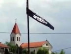Ispred crkve u Tuzli postavljena zastava kalifata