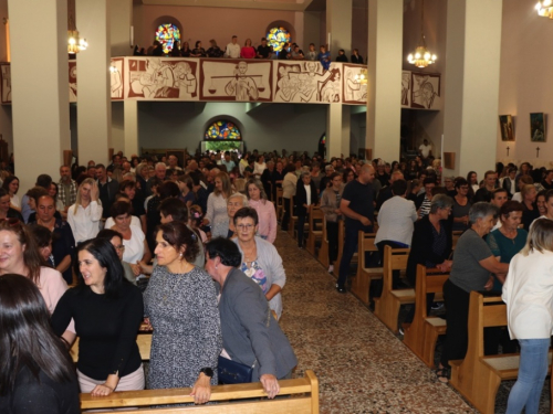 FOTO: U župi Rama-Šćit započela trodnevnica, prvašići darovani prigodnim darovima