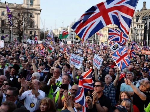 Tisuće ljudi na prosvjedima u gradovima širom Britanije