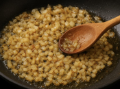 Profesionalni kuhari ovako dinstaju luk: nema mirisa prženja po stanu