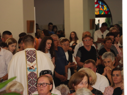 FOTO: U župi Rama-Šćit započela trodnevnica, prvašići darovani prigodnim darovima