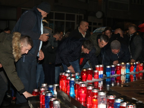 FOTO: U Prozoru zapaljene svijeće za tragično preminulog generala Slobodana Praljka