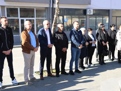 FOTO: Svi sveti - U Prozoru zapaljene svijeće za poginule i preminule branitelje