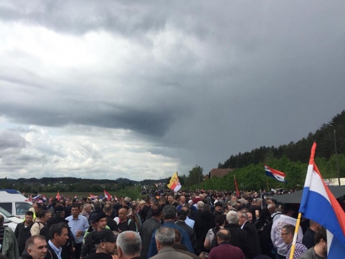 Više od 15.000 ljudi odaje počast žrtvama Križnog puta na Bleiburgu