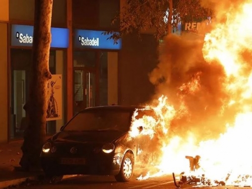 Treći dan prosvjeda: Rat na ulicama Barcelone, gore auti