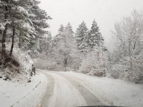 Vozači, oprez: Snijeg uzrokovao probleme u prometu