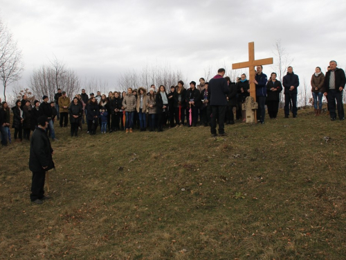 FOTO: Mr. Pero Brajko predvodio put križa na Uzdolu