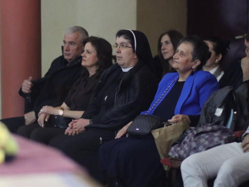 FOTO: U Prozoru predstavljena slikovnica Magdalene Jeličić ''Djed, dječak i računalo''