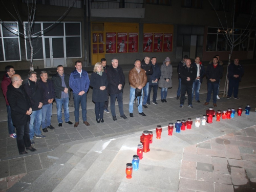 Paljenjem svijeća u Prozoru odana počast Slobodanu Praljku