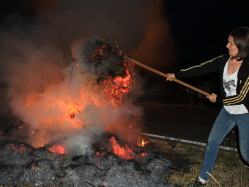 FOTO: Paljenjem svitnjaka Rama dočekuje sv. Ivu