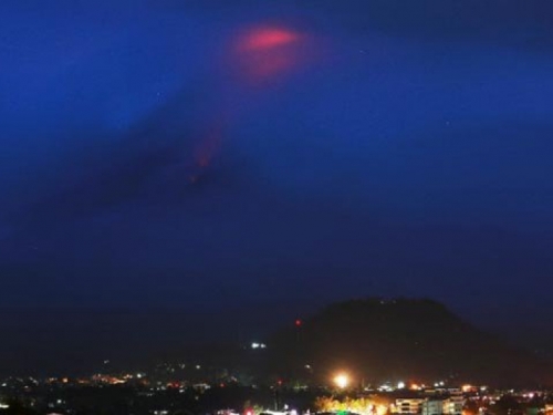 Evakuirano više od 9.000 ljudi zbog erupcije vulkana