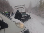 Snijeg paralizirao promet preko planina u BiH: Obustavljen promet na Kupresu