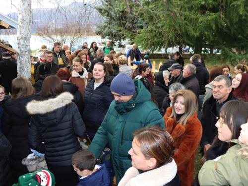 FOTO: Na Šćitu uprizorene žive jaslice